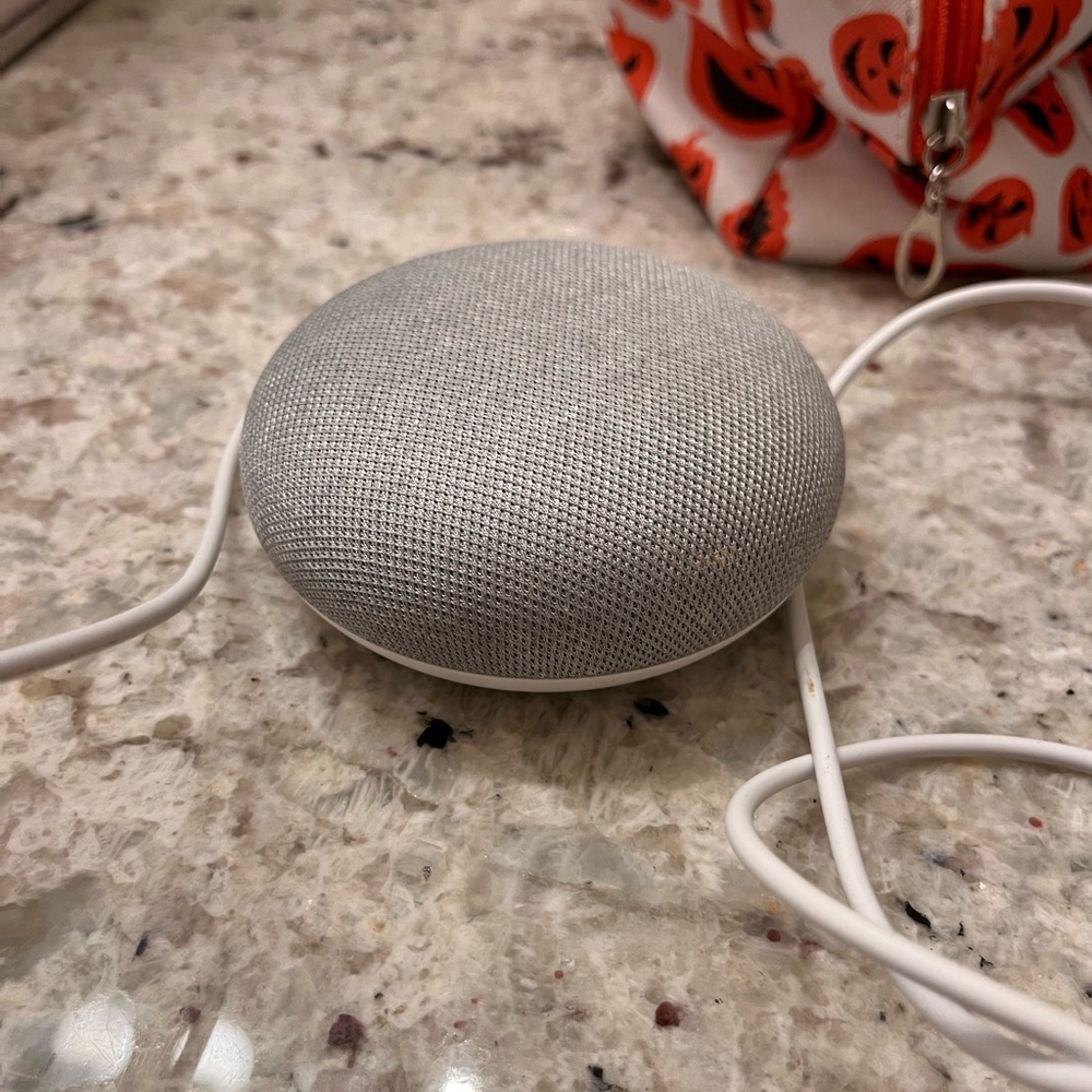 Google Home Mini - Picture 2 of 3